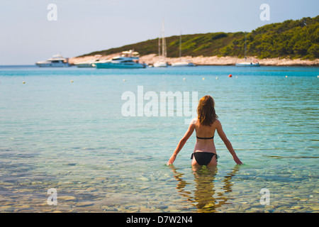 Piscine touristique sur une plage à l'Îles Pakleni (Îles Paklinski), près de l'île de Hvar, l'île de la côte dalmate, Mer Adriatique, Croatie Banque D'Images