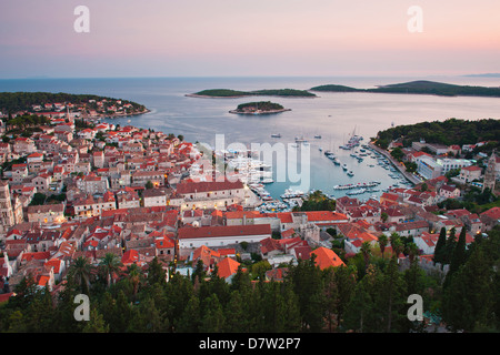 La ville de Hvar au coucher de soleil pris de la forteresse espagnole Fortica (), île de Hvar, l'île de la côte dalmate, Adriatique, Croatie