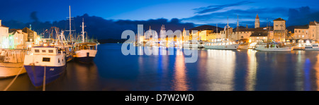 La ville de Trogir et quais de nuit, côte dalmate, Adriatique, Croatie Banque D'Images