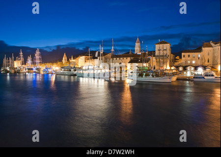 La ville de Trogir et quais de nuit, la ville de Trogir, côte dalmate, Adriatique, Croatie Banque D'Images