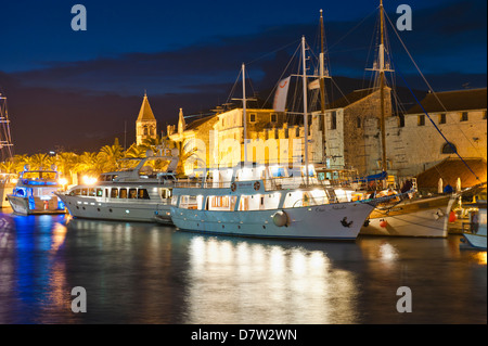 La ville de Trogir et quais de nuit, la ville de Trogir, côte dalmate, Adriatique, Croatie Banque D'Images