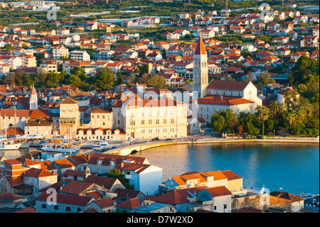 Cathédrale de Saint-Laurent au lever du soleil, la ville de Trogir, site classé au Patrimoine Mondial de l'UNESCO, côte dalmate, Adriatique, Croatie Banque D'Images