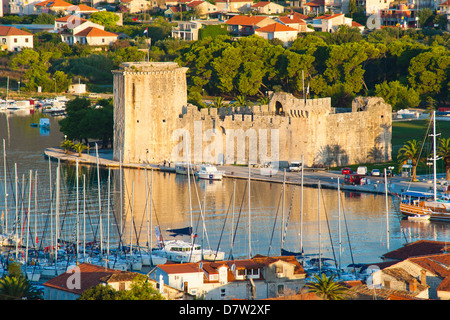 Forteresse Kamerlengo (Kamerlengo Gradina) au lever du soleil, la ville de Trogir, site classé au Patrimoine Mondial de l'UNESCO, côte dalmate, Adriatique, Croatie Banque D'Images