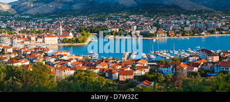 La cathédrale de Saint-Laurent et le port au lever du soleil, la ville de Trogir, site classé au Patrimoine Mondial de l'UNESCO, côte dalmate, Adriatique, Croatie Banque D'Images