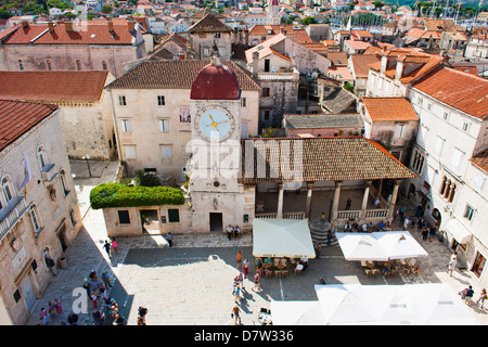 Loggia et fleuve Saint-Laurent Square vue de la cathédrale de Saint-Laurent, Trogir, Site du patrimoine mondial de l'UNESCO, la Croatie Banque D'Images