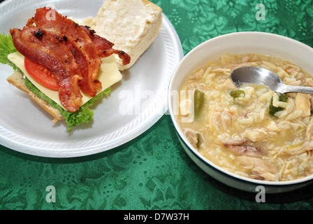 Soupe de riz au poulet avec un sandwich BLT Banque D'Images