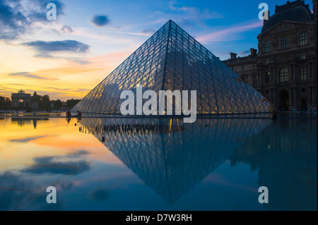 Pyramide du Louvre au coucher du soleil, Paris, France Banque D'Images