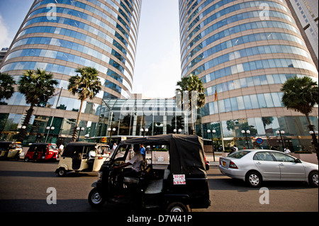 Un tuk tuk en face du World Trade Center, Colombo, Sri Lanka Banque D'Images