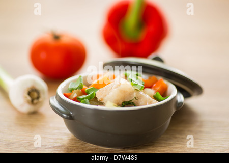 Ragoût de porc avec des légumes dans un pot Banque D'Images