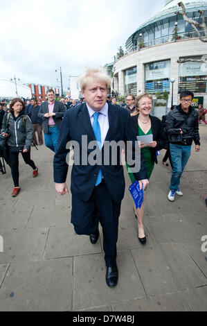 Londres, Royaume-Uni - 14 mai 2013 : Le maire de Londres, Boris Johnson, dirige une foule court autour de Wimbledon High Street pour rencontrer la population locale comme il l'aide à lancer une consultation publique sur les routes proposées pour traverse 2. Credit : Piero Cruciatti/Alamy Live News Banque D'Images