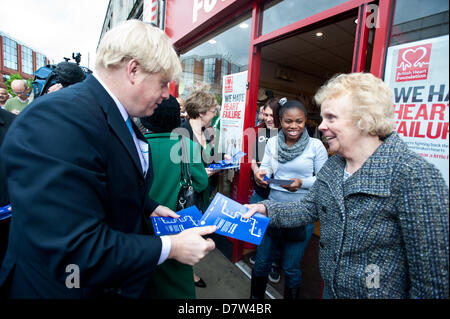 Londres, Royaume-Uni - 14 mai 2013 : Le maire de Londres, Boris Johnson, dirige une foule court autour de Wimbledon High Street pour rencontrer la population locale comme il l'aide à lancer une consultation publique sur les routes proposées pour traverse 2. Credit : Piero Cruciatti/Alamy Live News Banque D'Images