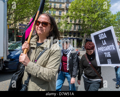 Paris, France, militants Act Up, manifestation, collectif pour le soutien du financement gouvernemental pour les soins de santé publique, femme transgenre, Carole, portant un drapeau dans la rue en mars, des femmes défilant contre les LGBTQ Banque D'Images