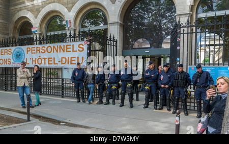 Paris, France, foule de gens, police debout, protection du bâtiment hospitalier à la démonstration des infirmières, collectif 'ni bonne, pour le soutien du financement gouvernemental pour les soins de santé publique 'Hôtel Dieu Hopital' Banque D'Images