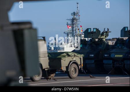 Le pont du destroyer NCSM St John vu depuis la cabine de pilotage du HMS Pavois. Banque D'Images