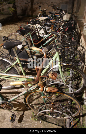 Vélos dans rue le soir à Lucques toscane italie Banque D'Images