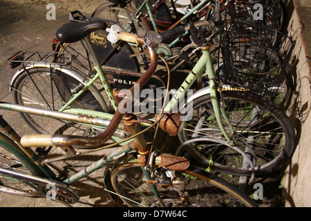 Vélos dans rue le soir à Lucques toscane italie Banque D'Images