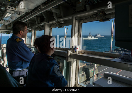 Destroyer NCSM St John et de voies de fait HMLMS Navire Rotterdam vu à travers la fenêtre de FLYCO à bord du HMS Rempart Banque D'Images