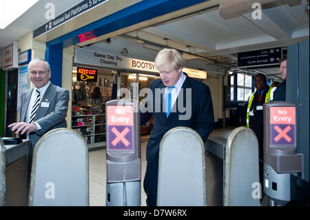 Londres, Royaume-Uni - 14 mai 2013 : Le maire de Londres, Boris Johnson, la sortie de la station de métro de Wimbledon avant de mener une courte promenade dans la foule autour de Wimbledon High Street pour rencontrer la population locale comme il l'aide à lancer une consultation publique sur les routes proposées pour traverse 2. Banque D'Images