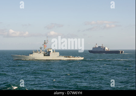 Canadian destroyer NCSM St John et néerlandais HNLMS Navire d'assaut à Rotterdam à proximité de l'exercice. Banque D'Images