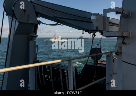 Le NCSM St John et HMLMS à Rotterdam à la mer après le débarquement de l'avant tribord Davit à bord du HMS Rempart Banque D'Images