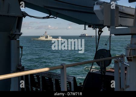 Le NCSM St John et HMLMS à Rotterdam à la mer après le débarquement de l'avant tribord Davit à bord du HMS Rempart Banque D'Images