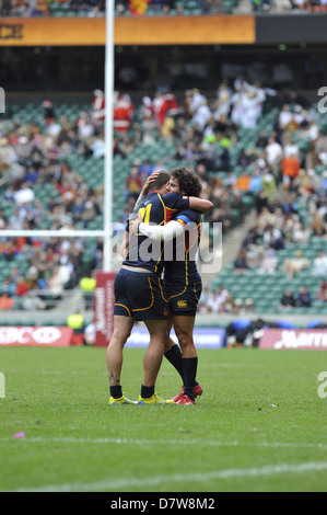 Martin Heredia (Winger/Full Retour, Espagne) embrassant un autre joueur alors qu'ils célèbrent leur victoire sur le Portugal dans la série finale de qualification à Twickenham. L'Espagne a gagné le match 10-5, pour leur assurer une place à tous les neuf tours de la HSBC Sevens World Series 2013-2014. Banque D'Images