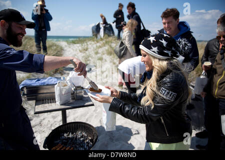 Malmö, Suède. 14 mai 2013. Natalie Horler chanteur du groupe Cascada représentant l'Allemagne obtient le poulet grillé au cours d'un voyage de la délégation allemande à Skanoer au cours de l'Eurovision 2013 à Malmö (Suède), 14 mai 2013. La grande finale du 58e Concours Eurovision de la chanson (ESC) a lieu le 18 mai 2013. Photo : Joerg Carstensen/dpa  + + +(c) afp - Bildfunk + + +/Alamy Live News Banque D'Images