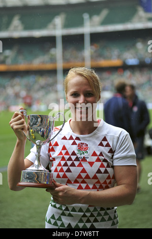 Michaela Staniford (Aile/centre et le capitaine) maintenant les gagnants tasse après l'Angleterre a remporté le tournoi international sur invitation de la femme (partie de l'ensemble HSBC Sevens World Series event). Banque D'Images