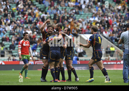 Les membres de l'équipe de rugby à 7 Espagnol célèbre sa victoire sur le Portugal dans la série finale de qualification à Twickenham. L'Espagne a gagné le match 10-5, pour leur assurer une place à tous les neuf tours de la HSBC Sevens World Series 2013-2014. Banque D'Images