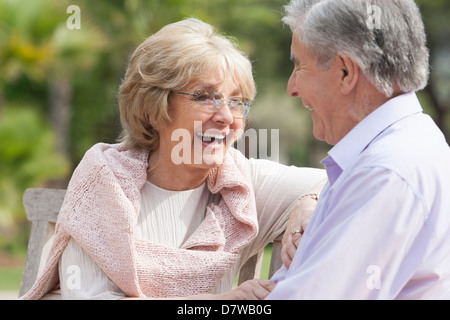 Couple de personnes âgées dans leur jardin Banque D'Images