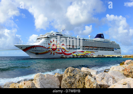 Bateau de croisière dans le port de Willemstad Curacao Curaҫao Antilles Néerlandaises Pays-bas Île Banque D'Images