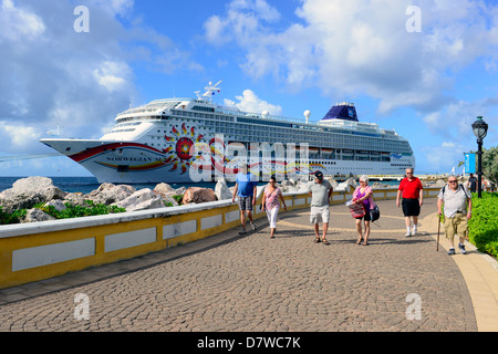 Bateau de croisière dans le port de Willemstad Curacao Curaҫao Antilles Néerlandaises Pays-bas Île Banque D'Images