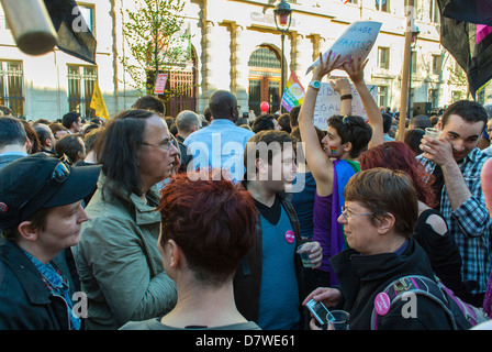 Paris, France, groupes LGBT, Gay-Associations de droits de l'homme, Act Up Paris, la célébration de l'adoption de la nouvelle "Mariage pour tous" (mariage gay) droit, à l'Hôtel de Ville, Banque D'Images