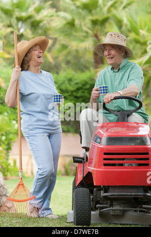 Couple de personnes âgées ayant une pause du jardinage Banque D'Images