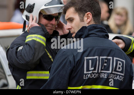 Londres 14 mai 2013 : Le London Fire Brigade désincarcération 'équipe' avec la Vehicle and Operator Services Agency (VOSA) donne une démonstration de la façon dont les pompiers sauvetage de passagers par ouvrir avec équipement de découpage dédié une limousine in London's Covent Garden Piazza. Soulignant les dangers de l'embauche ou de la nouveauté de luxe illégale des voitures, ce véhicule a été saisi l'année dernière avec de nombreux défauts mécaniques les rendant dangereux pour ceux qui sont à l'intérieur avec peu de portes de sortie. De 358 voitures arrêtées en mars 2012, 27 ont été saisis et 232 compte tenu de l'interdiction. Photo de Richard Baker / Alamy Live News. Banque D'Images