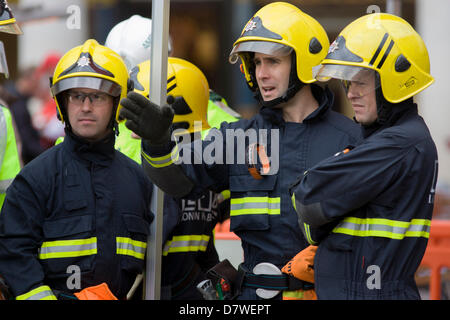 Londres 14 mai 2013 : Le London Fire Brigade désincarcération 'équipe' avec la Vehicle and Operator Services Agency (VOSA) donne une démonstration de la façon dont les pompiers sauvetage de passagers par ouvrir avec équipement de découpage dédié une limousine in London's Covent Garden Piazza. Soulignant les dangers de l'embauche ou de la nouveauté de luxe illégale des voitures, ce véhicule a été saisi l'année dernière avec de nombreux défauts mécaniques les rendant dangereux pour ceux qui sont à l'intérieur avec peu de portes de sortie. De 358 voitures arrêtées en mars 2012, 27 ont été saisis et 232 compte tenu de l'interdiction. Photo de Richard Baker / Alamy Live News. Banque D'Images