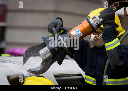 Londres 14 mai 2013 : Le London Fire Brigade désincarcération 'équipe' avec la Vehicle and Operator Services Agency (VOSA) donne une démonstration de la façon dont les pompiers sauvetage de passagers par ouvrir avec équipement de découpage dédié une limousine in London's Covent Garden Piazza. Soulignant les dangers de l'embauche ou de la nouveauté de luxe illégale des voitures, ce véhicule a été saisi l'année dernière avec de nombreux défauts mécaniques les rendant dangereux pour ceux qui sont à l'intérieur avec peu de portes de sortie. De 358 voitures arrêtées en mars 2012, 27 ont été saisis et 232 compte tenu de l'interdiction. Photo de Richard Baker / Alamy Live News. Banque D'Images