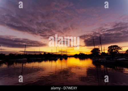 Coucher du soleil à Christchurch dorset uk. voile mâts et réflexions dans la rivière stour Banque D'Images