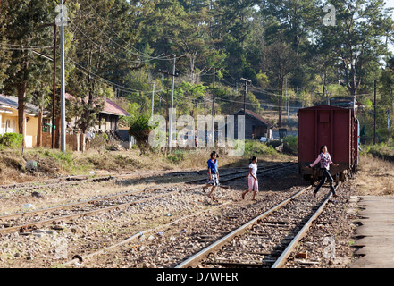 Traverser la voie ferrée à Kalaw Gare, Myanmar Banque D'Images