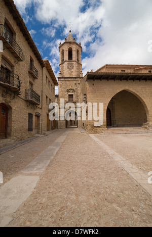 Place centrale d'une ville médiévale, Cantavieja à Teruel, Espagne Banque D'Images