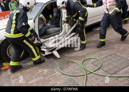 Londres 14 mai 2013 : Le London Fire Brigade désincarcération 'équipe' avec la Vehicle and Operator Services Agency (VOSA) donne une démonstration de la façon dont les pompiers sauvetage de passagers par ouvrir avec équipement de découpage dédié une limousine in London's Covent Garden Piazza. Soulignant les dangers de l'embauche ou de la nouveauté de luxe illégale des voitures, ce véhicule a été saisi l'année dernière avec de nombreux défauts mécaniques les rendant dangereux pour ceux qui sont à l'intérieur avec peu de portes de sortie. De 358 voitures arrêtées en mars 2012, 27 ont été saisis et 232 compte tenu de l'interdiction. Photo de Richard Baker / Alamy Live News. Banque D'Images