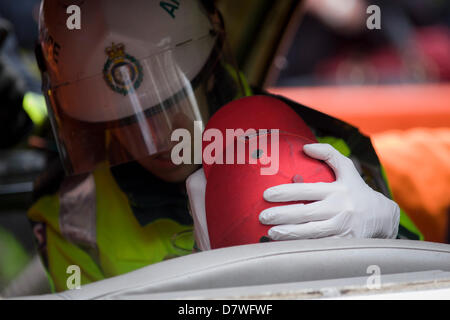 Londres 14 mai 2013 : Le London Fire Brigade désincarcération 'équipe' avec la Vehicle and Operator Services Agency (VOSA) donne une démonstration de la façon dont les pompiers sauvetage de passagers par ouvrir avec équipement de découpage dédié une limousine in London's Covent Garden Piazza. Soulignant les dangers de l'embauche ou de la nouveauté de luxe illégale des voitures, ce véhicule a été saisi l'année dernière avec de nombreux défauts mécaniques les rendant dangereux pour ceux qui sont à l'intérieur avec peu de portes de sortie. De 358 voitures arrêtées en mars 2012, 27 ont été saisis et 232 compte tenu de l'interdiction. Photo de Richard Baker / Alamy Live News. Banque D'Images