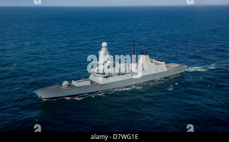 Type 45 de la Royal Navy destroyer HMS Diamond de défense aérienne en mer. Banque D'Images