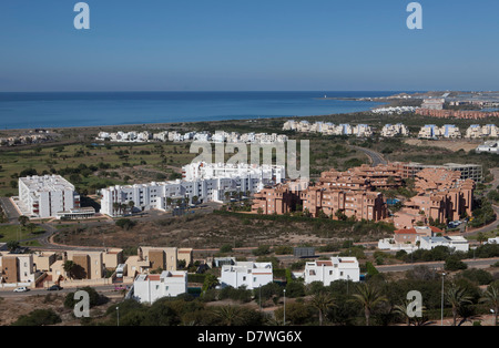 Les chantiers de construction abandonnés sur la côte. Almeriamar, Almeria, Andalousie, Espagne, Europe, UNION EUROPÉENNE Banque D'Images