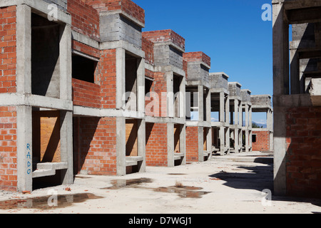 Les chantiers de construction abandonnés sur la côte. Almeriamar, Almeria, Andalousie, Espagne, Europe, UNION EUROPÉENNE Banque D'Images