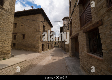 Des rues pavées de la vieille ville de Cantavieja, Teruel, Espagne Banque D'Images