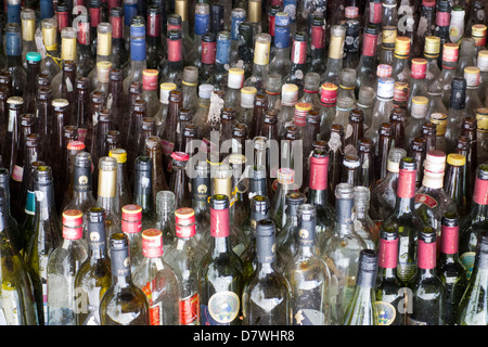 Pile de bouteilles de boissons jetés à l'extérieur d'un restaurant à Kalaw, Myanmar Banque D'Images