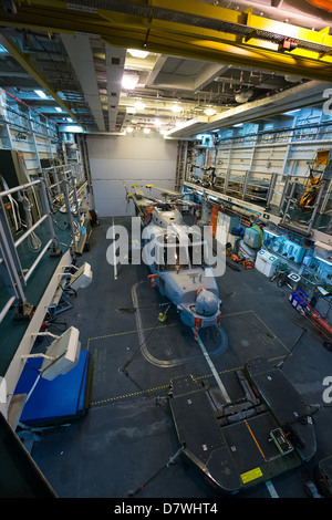 Le Hangar et le Mk8 (variante) Lynx hélicoptère maritime à bord du HMS Diamond Banque D'Images