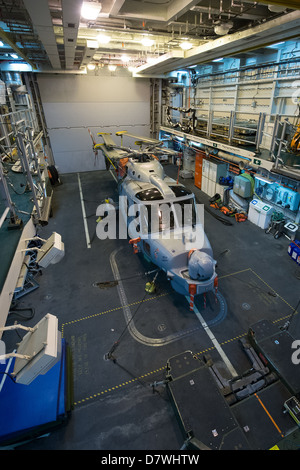 Le Hangar et le Mk8 (variante) Lynx hélicoptère maritime à bord du HMS Diamond Banque D'Images