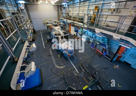 Le Hangar et le Mk8 (variante) Lynx hélicoptère maritime à bord du HMS Diamond Banque D'Images